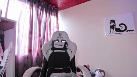    im expecting 300 thumbs up on my altar online show from February 20, 9:42 pm