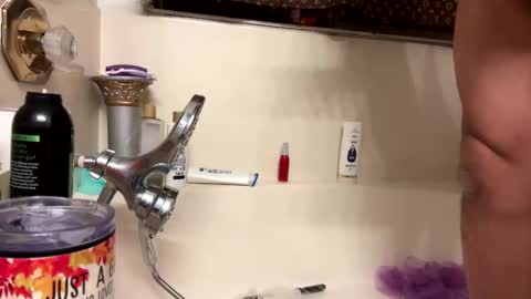 Snapshot of saucy_latino chatting on October 25, 3:07 am ElVergone online show from October 25, 3:07 am