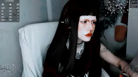 pronoun she. name Mary. age 21. online show from November 2, 5:35 pm