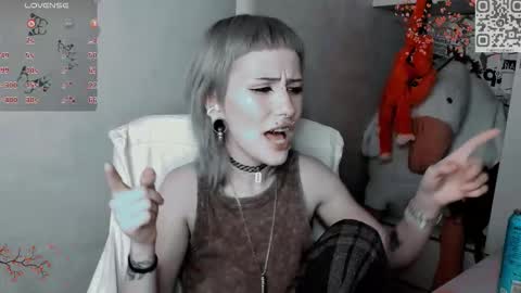 pronoun she. name Mary. age 21. online show from November 12, 5:15 pm