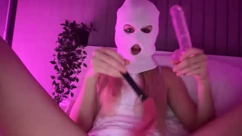 Scarlett stells online show from December 5, 11:30 am