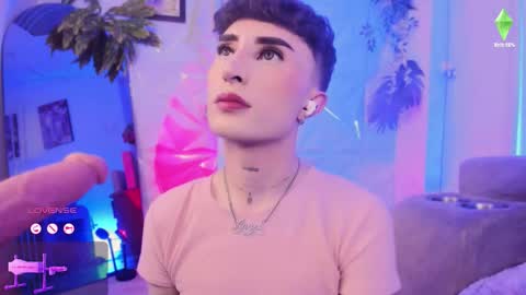     .  INDEPENDENT MODEL online show from February 19, 7:35 pm