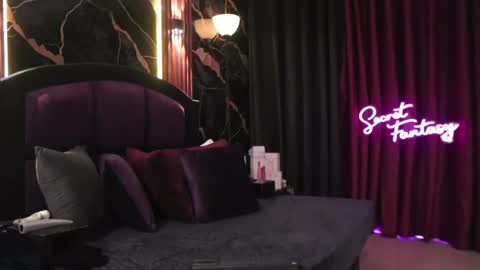 Kiki and Max online show from April 20, 1:08 am