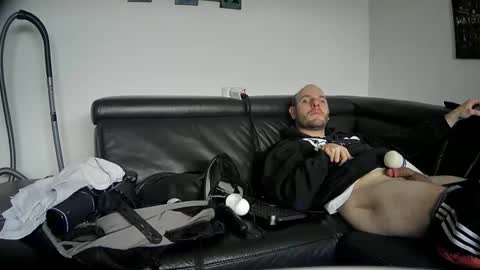 Snapshot of seeebi chatting on December 8, 2:09 pm Sebastian online show from December 8, 2:09 pm