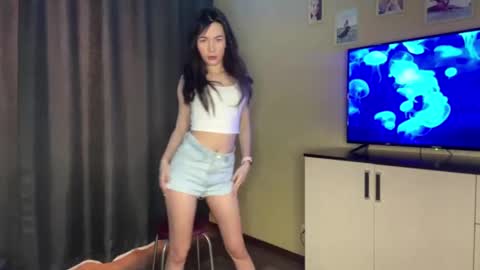 Snapshot of selena_shawty chatting on February 26, 6:08 am H i  My names is Selena Welcome to my room  Please thumbs up - its important online show from February 26, 6:08 am