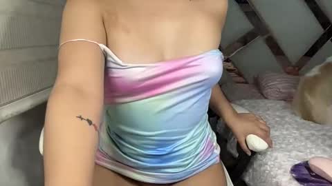 Snapshot of sensual_little_angel chatting on February 19, 5:27 am Nataly online show from February 19, 5:27 am