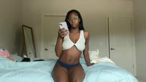 Snapshot of serenitybee chatting on October 1, 2:49 pm Serenity Bee   online show from October 1, 2:49 pm