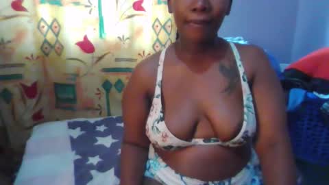Snapshot of sexie_curvie chatting on September 28, 5:49 am Maggie online show from September 28, 5:49 am