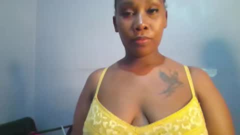 Snapshot of sexie_curvie chatting on October 11, 4:32 pm Maggie online show from October 11, 4:32 pm