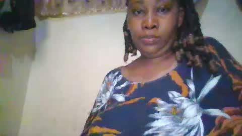 Snapshot of sexie_curvie chatting on October 29, 5:53 am Maggie online show from October 29, 5:53 am