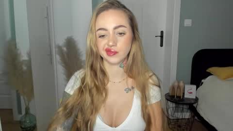 C o r a l i e online show from March 28, 8:27 am