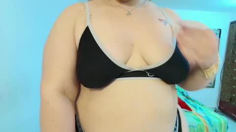 Snapshot of sexy_curvi chatting on February 10, 11:02 pm karla           instagram  online show from February 10, 11:02 pm