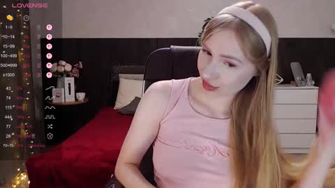 Snapshot of sexy_red_foxx chatting on September 19, 1:54 am Annie - Your Dream Girl online show from September 19, 1:54 am