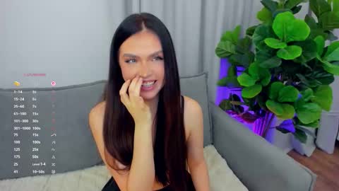 Snapshot of sexyangeloux chatting on October 25, 7:36 pm Lou online show from October 25, 7:36 pm