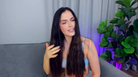 Snapshot of sexyangeloux chatting on October 5, 9:11 pm Lou online show from October 5, 9:11 pm