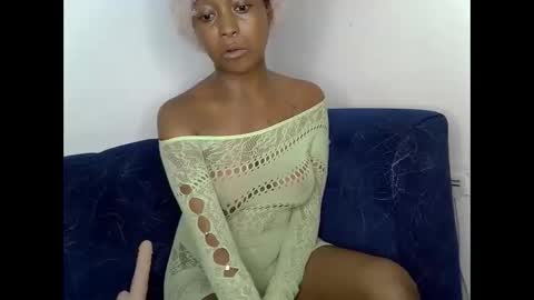 sexyasspetitte_ online show from June 8, 9:49 pm