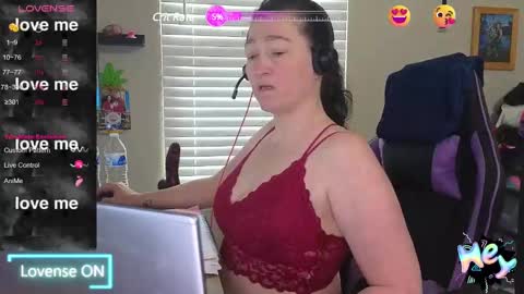 Snapshot of sexydistraction1 chatting on February 10, 4:36 pm  SexyDistraction  online show from February 10, 4:36 pm