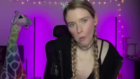 Snapshot of shadebabe chatting on December 14, 8:23 am shadebabe online show from December 14, 8:23 am