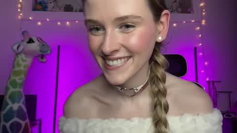 Snapshot of shadebabe chatting on December 11, 2:33 pm shadebabe online show from December 11, 2:33 pm