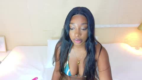 Snapshot of shamira_moore chatting on October 20, 8:25 pm Catalina online show from October 20, 8:25 pm