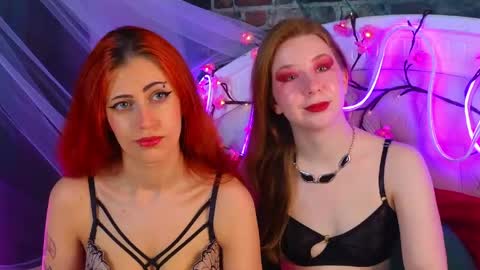 Lola and Stacey online show from April 19, 8:00 pm