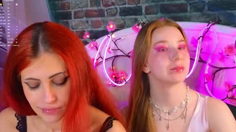 Lola and Stacey online show from April 9, 8:14 pm