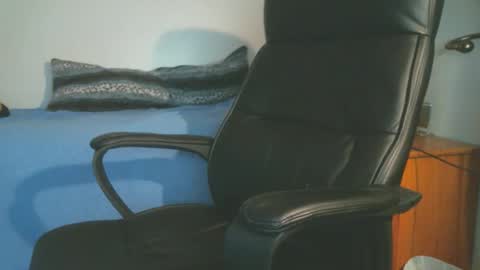 shyboyhugecum2020 online show from April 2, 3:14 am