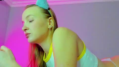 Snapshot of silky_huzelnut chatting on October 22, 8:28 am Mila online show from October 22, 8:28 am