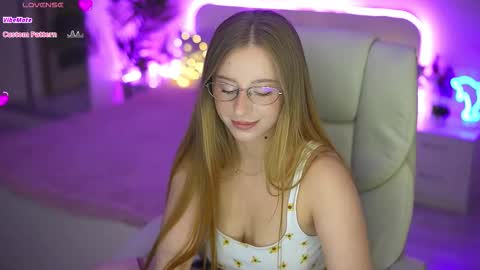 Snapshot of silverrmoon chatting on September 15, 1:34 pm  Kristina Kris  online show from September 15, 1:34 pm