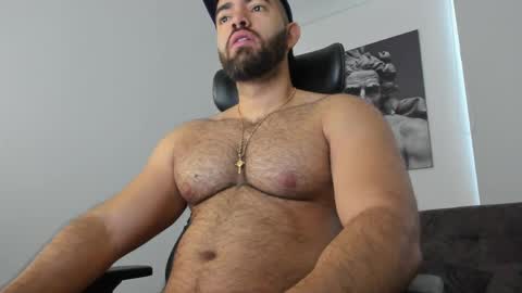 simon_leon01 online show from April 9, 12:11 pm