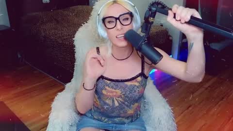 Ashleigh Mak online show from April 2, 6:04 pm