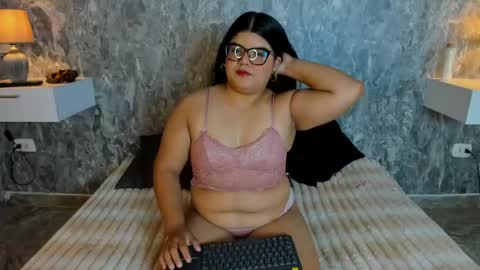 sky_white_ online show from June 5, 11:37 am