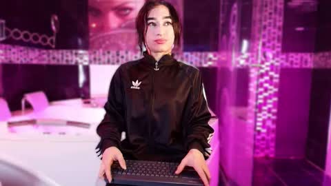 Small Hot19 online show from February 20, 10:39 am