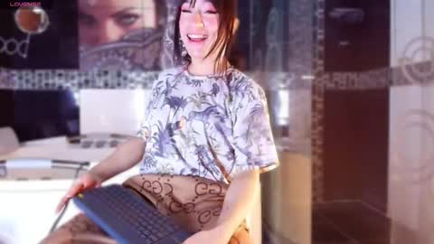 Small Hot19 online show from December 2, 10:13 am