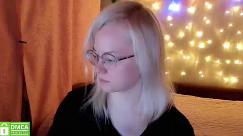 smallimpmeili online show from November 28, 8:05 pm