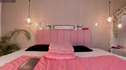 smallsweets_ online show from September 10, 2:18 pm