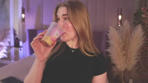 Mia online show from April 14, 5:44 am