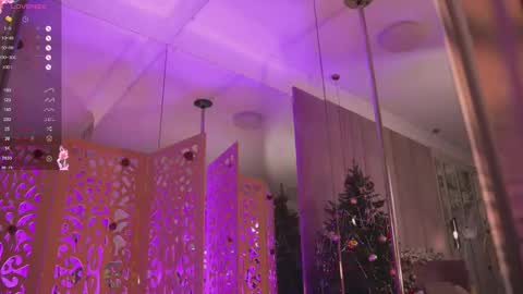 Mia online show from December 2, 11:52 am