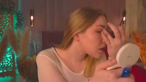 Mia online show from March 29, 5:20 am