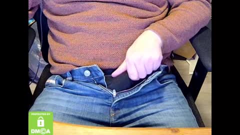 Snapshot of sneakybill82 chatting on December 17, 10:32 pm Sneakybill online show from December 17, 10:32 pm