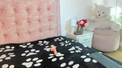 sofianixonn online show from April 17, 12:29 pm