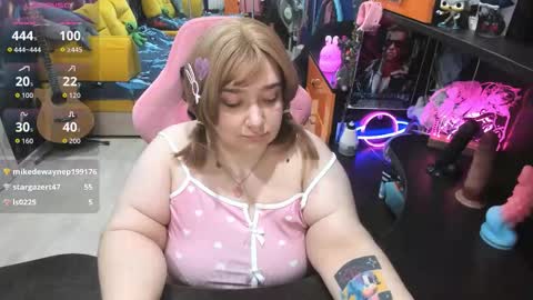 Snapshot of softie_sofy chatting on October 2, 4:44 am Sofie online show from October 2, 4:44 am