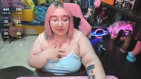 Snapshot of softie_sofy chatting on October 15, 5:22 am Sofie online show from October 15, 5:22 am