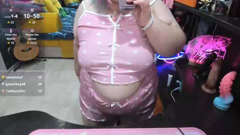 Snapshot of softie_sofy chatting on October 10, 7:47 am Sofie online show from October 10, 7:47 am