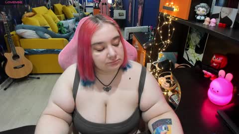 Snapshot of softie_sofy chatting on February 7, 2:40 am Sofie online show from February 7, 2:40 am