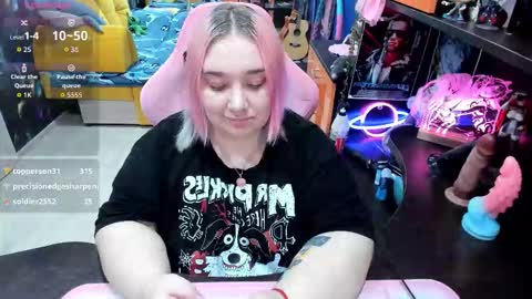 Snapshot of softie_sofy chatting on October 18, 8:18 am Sofie online show from October 18, 8:18 am