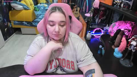 Snapshot of softie_sofy chatting on October 19, 8:19 am Sofie online show from October 19, 8:19 am