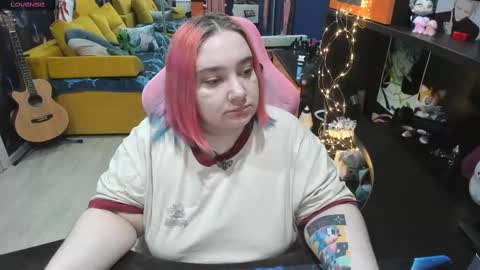 Snapshot of softie_sofy chatting on February 28, 3:04 am Sofie online show from February 28, 3:04 am