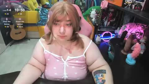Snapshot of softie_sofy chatting on October 1, 4:44 am Sofie online show from October 1, 4:44 am