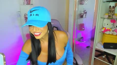 instagram    evalunavelez1. online show from May 16, 5:37 am